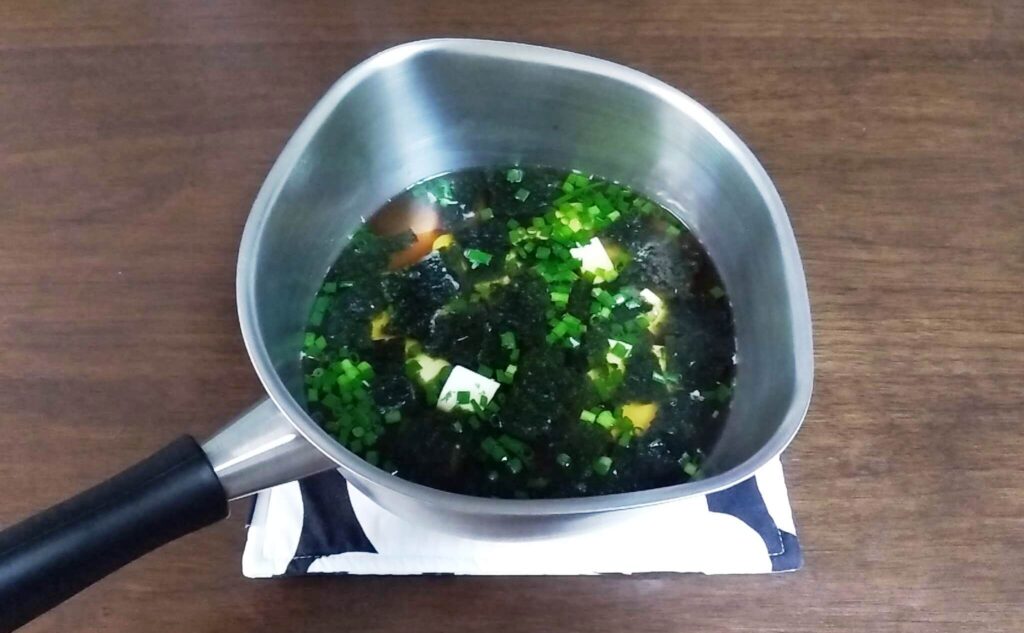 小ねぎとのり、豆腐の韓国風スープ